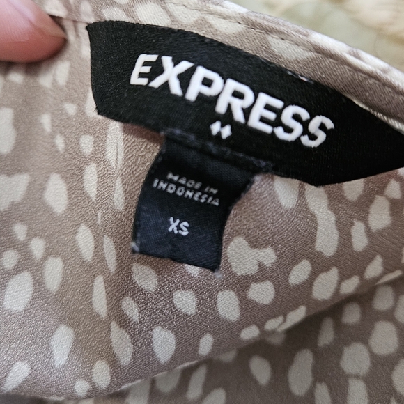 EXPRESS Satin Polka Dot Print V Neck Puff Sleeve Wrap Tie Blouse.Taupe/white.XS - Picture 3 of 13